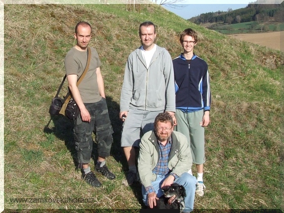 „Výzkumný tým“ zleva: Petr Heřman, Miloš Bešta, Lukáš Bešta a sedící Václav Benedikt